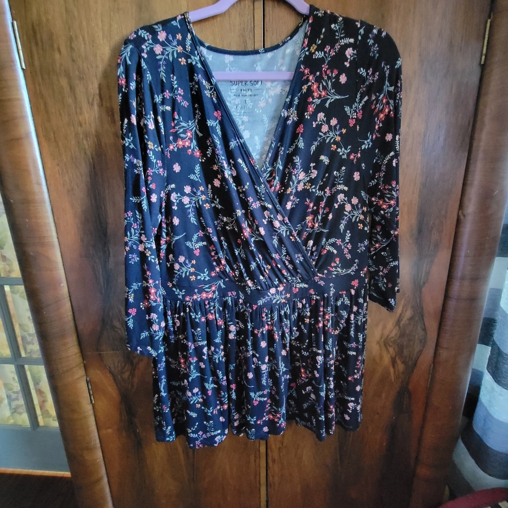 TORRID Super Soft Navy & Floral Blouse Sz 1 (14/16)